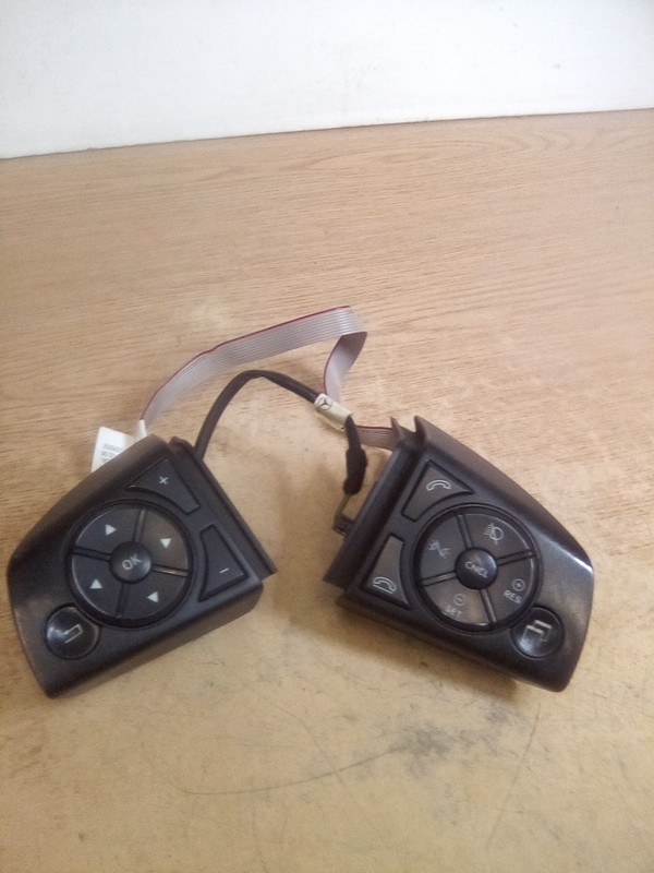 Freightliner Cascadia 2500437-AA1 Steering Wheel Cruise Control & Audio Switch