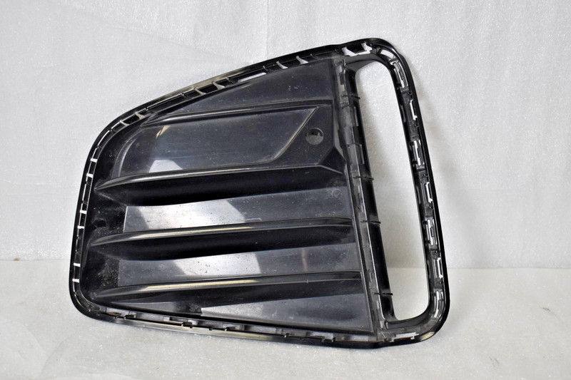 51118078617 BMW i4 2023 G26 M50 passenger side fog light cover 8078617