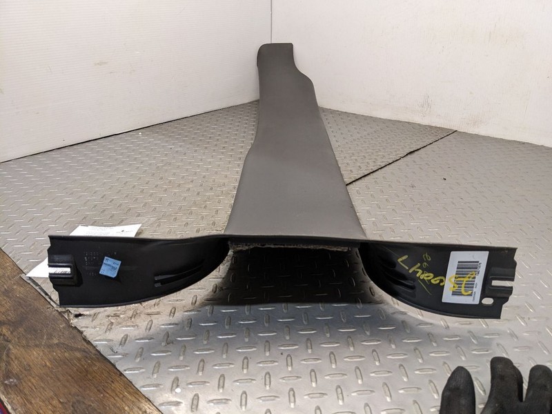 1999-2006 Suburban Silverado Crew Cab OEM DRIVER SIDE LEFT B-PILLAR PANE 1161551