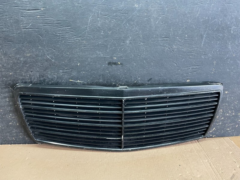 1994 - 1999 Mercedes-Benz W140 S600 S500 S320 Front Upper Grille OEM AA1944 DG