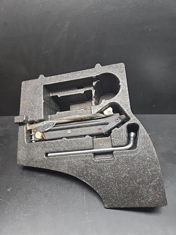 04-08 CHRYSLER CROSSFIRE EMERGENCY JACK KIT W/ TOOLS