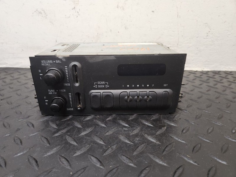 96-05 GMC Safari Van AM FM Radio Stereo (OPT UM7) OEM 15768842