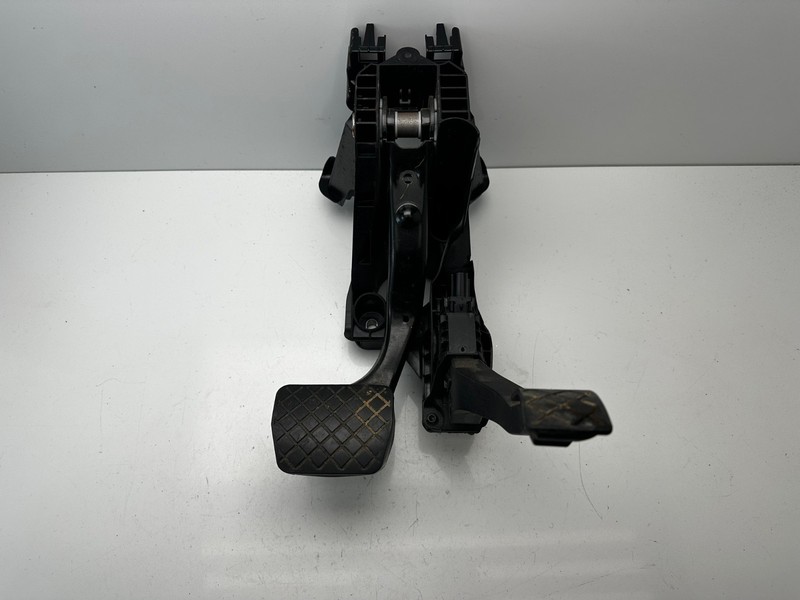 2018-2021 VOLKSWAGEN ATLAS ACCELERATOR THROTTLE GAS PEDAL AND BRAKE OEM
