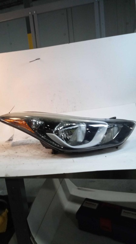 2016 Hyundai Elantra Right Headlight Assembly White 88K Miles OEM Used