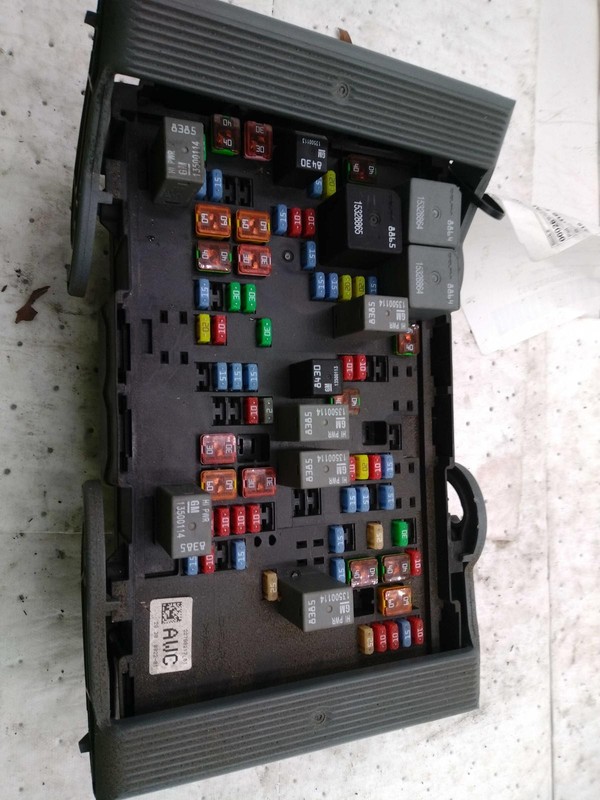 2012 Cadillac Escalade Fuse Box OEM Silver 22798217 25801752 140k Miles