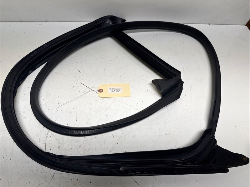 17-22 TESLA MODEL 3 FRONT RIGHT SIDE DOOR BODY WEATHERSTRIP SEAL OEM 8106 S2