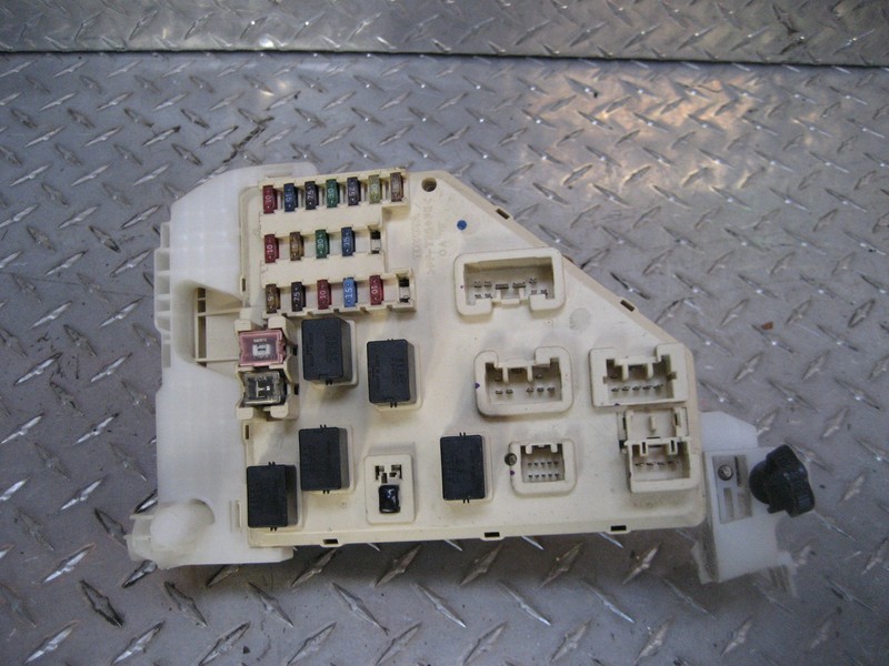 01 02 03 TOYOTA PRIUS FUSE BOX UNDER DASH INTERIOR CABIN FUSEBOX
