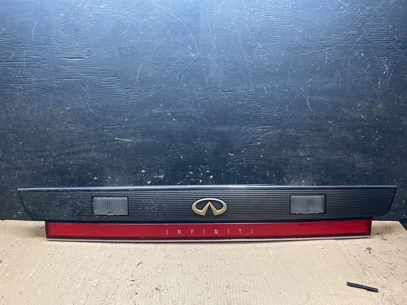 1994 - 1996 Infiniti Q45 Center Trunk LID Tail Light OEM X8129 DG