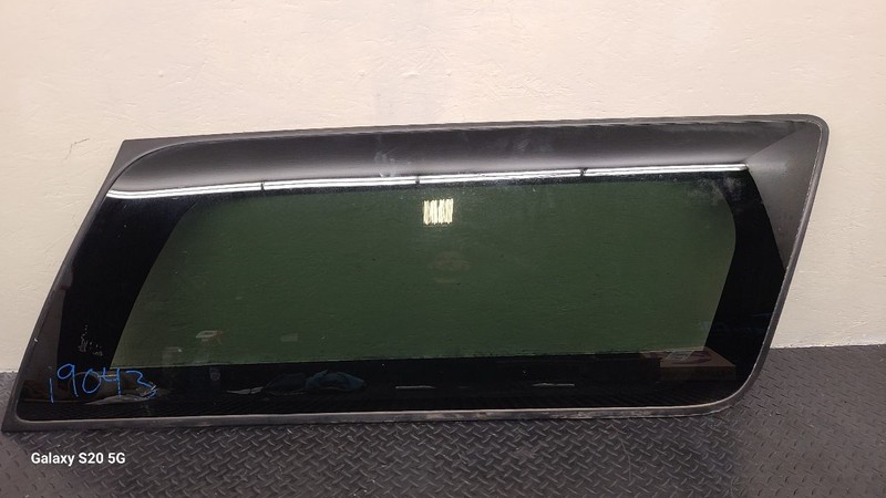 00-06 Chevrolet Suburban 1500 Right Passenger Quarter Glass OEM 15762684