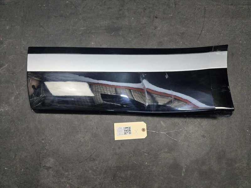 Rear Left Door Lower Molding 2018 Range Rover Velar LR146637 2019 - 2022 X