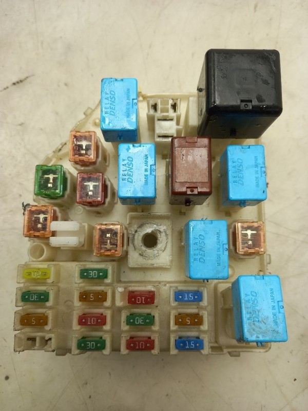 03 04 05 TOYOTA RAV 4 2.4L ENGINE FUSE BOX