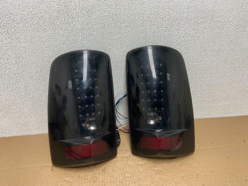 2000 - 2006 Chevrolet Suburban Tahoe Yukon Right Left Tail Lights AB6268
