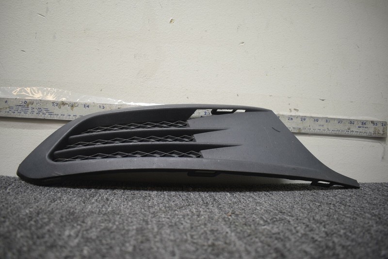2011-2014 VOLKSWAGEN JETTA FRONT RIGHT SIDE BUMPER GRILLE FACTORY OEM