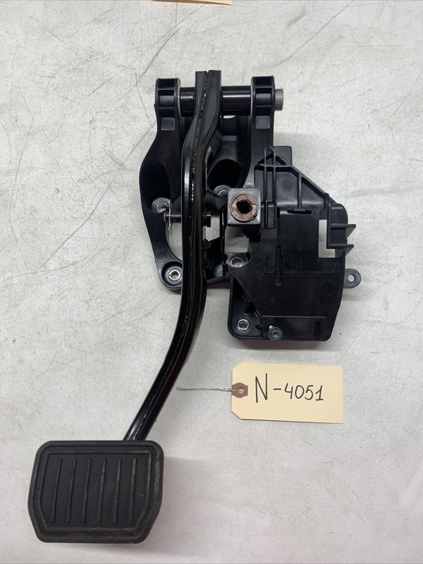 17-22 TESLA MODEL 3 BRAKE PEDAL 1044691-00-C4051 S1