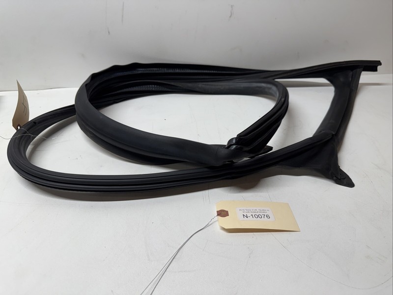 2017-23 Tesla Model 3 M3 Front Left Door Body Weatherstrip Rubber Seal 10076 S2