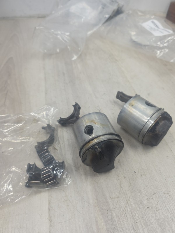 1975Johnson 9.9 Seahorse 10r75c Pistons And Rodsboat motor part