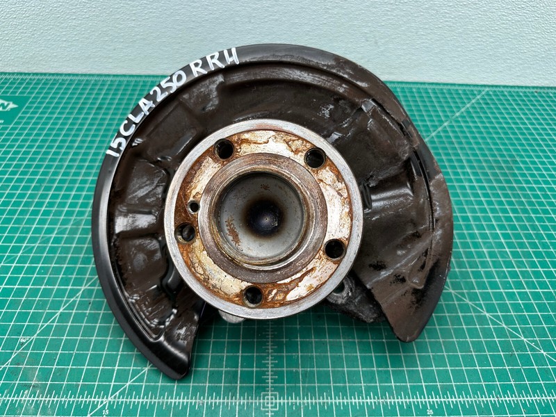 14-19 Mercedes CLA250 C117 FWD REAR RIGHT SIDE SPINDLE KNUCKLE W/ HUB OEM