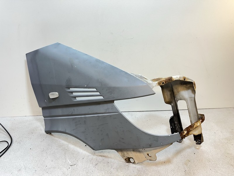 02-06 Mercedes Dodge Freightliner Sprinter Front Right Side Fender Passenger
