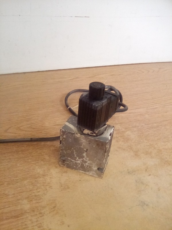 Parker 816-2-16T Valve Body W/851019 Solenoid Coil