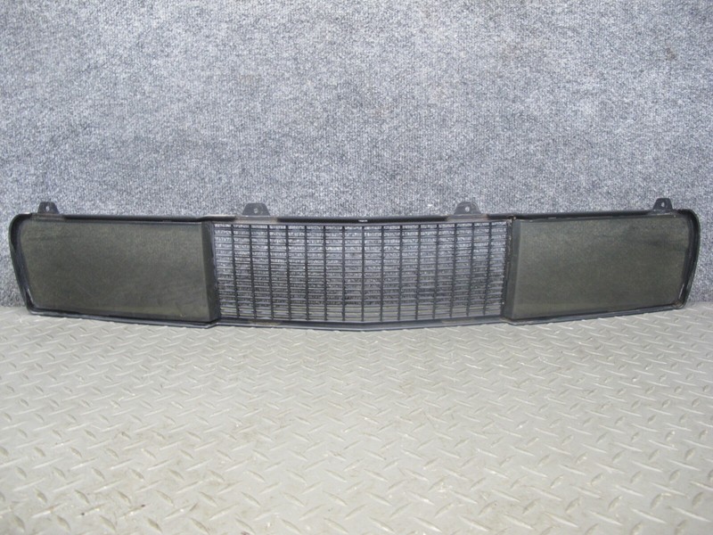 2004-2008 CADILLAC XLR FRONT BUMPER CENTER LOWER GRILLE TRIM PANEL ASSEMBLY