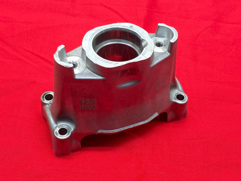 18-25 BMW F90 F92 M5 M8 X5M X6M S63 Right Engine Camshaft Holder Bracket 1-4 OEM