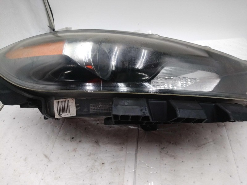 Used Right Headlight Assembly fits: 2014 Dodge Dart halogen black background Rig