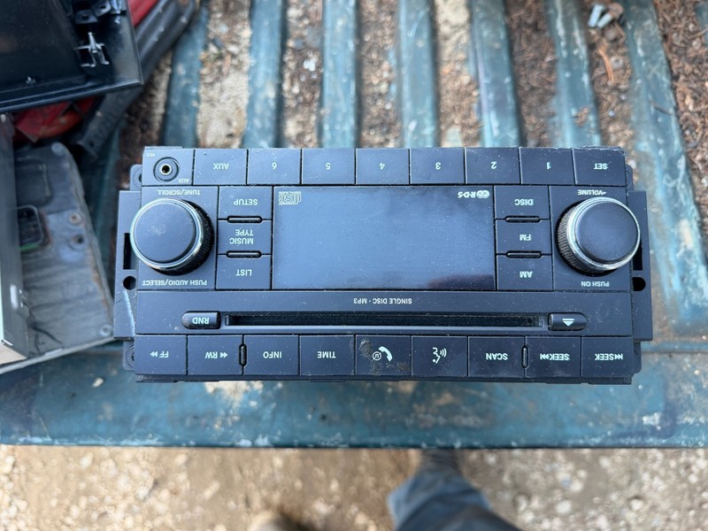 JEEP DODGE CHRYSLER CALIBER PATRIOT OEM Radio STEREO CASSETTE PLAYER 05064410AF