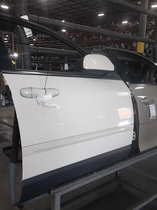 2007-2008 Chrysler Pacifica Right Door White OEM 450508 Used 63K Miles