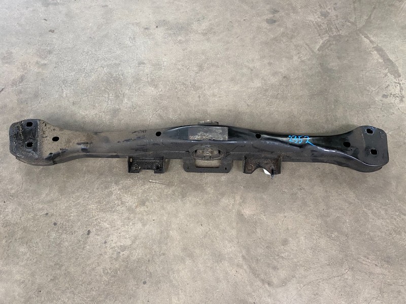 ⭐03-10 PORSCHE CAYENNE TURBO 4.5L TRANSMISSION CROSSMEMBER MOUNT BRACKET LOT2352