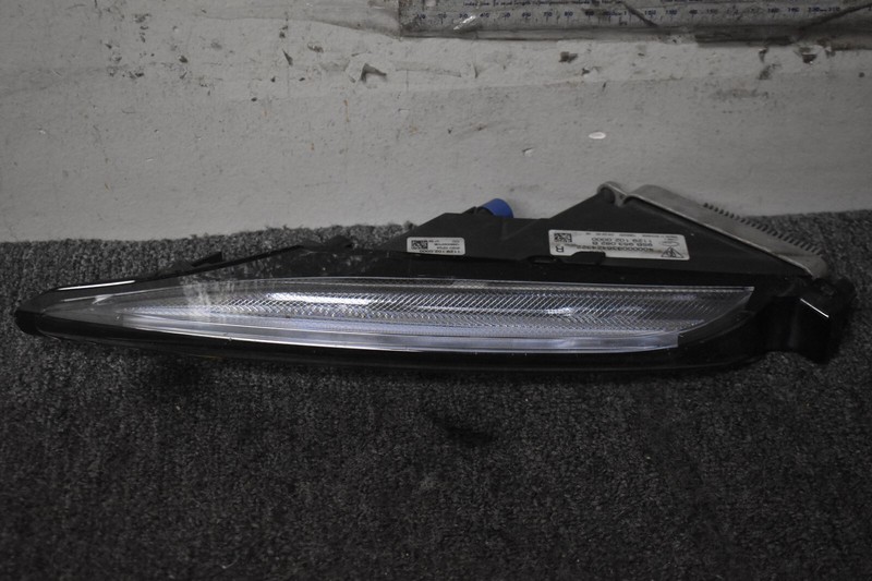 2019-2021 PORSCHE MACAN RIGHT SIDE RUNNING LIGHT FACTORY OEM