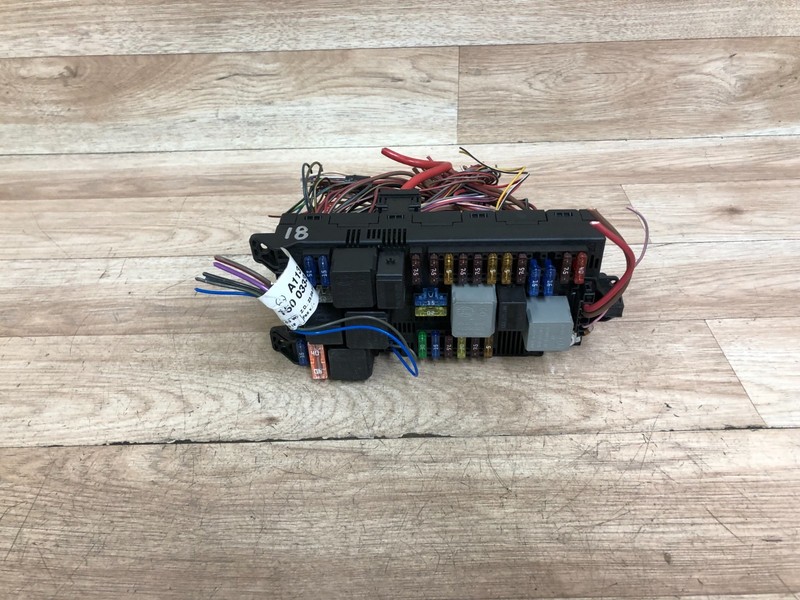 MERCEDES BENZ OEM W211 W219 E320 E500 CLS500 E55 AMG FRONT SAM FUSE BOX 03-09