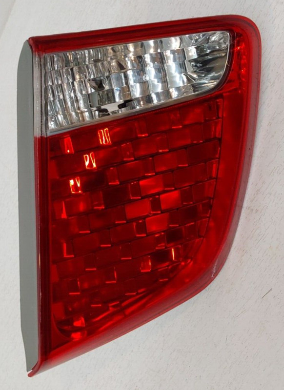 2009-2012 KIA SORENTO RH TAIL LIGHT ASSY OEM PART#924061U100