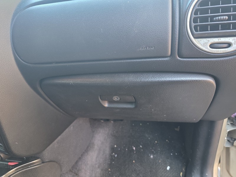 02-09 Trailblazer Envoy - Dk Gray Glove Box Door Latch & Handle Unlocked w/o KEY
