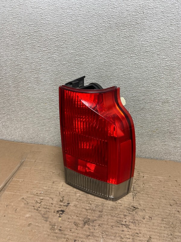 2001 - 2004 Volvo XC70 V70 Right Passenger Side LH Tail Light Oem AA9680 LK