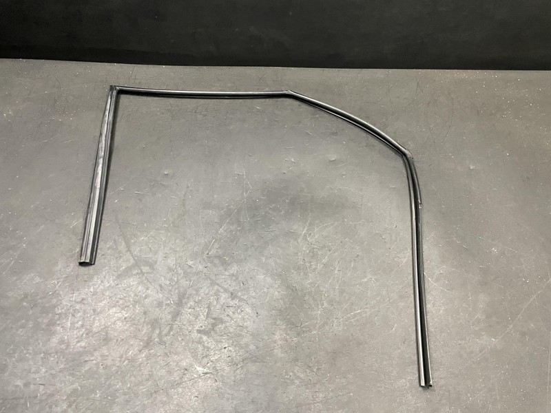Front Left Door Window Glass Run Channel 2018 Kia Soul 82530-B2000 2014 - 2019