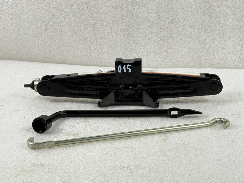 2018-2022 TOYOTA C-HR CHR EMERGENCY TIRE SCISSOR JACK OEM #015