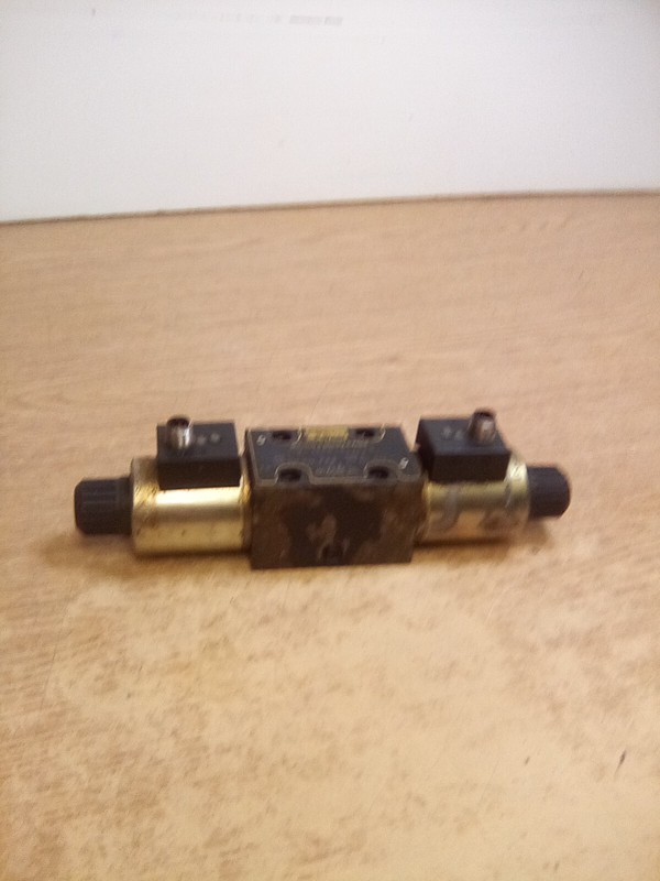 Parker D1VW11CNJDLJ575 Solenoid Valve 24V 0.33A