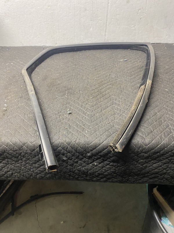 2011 Ford Escape Right Rear Upper Window Seal OEM