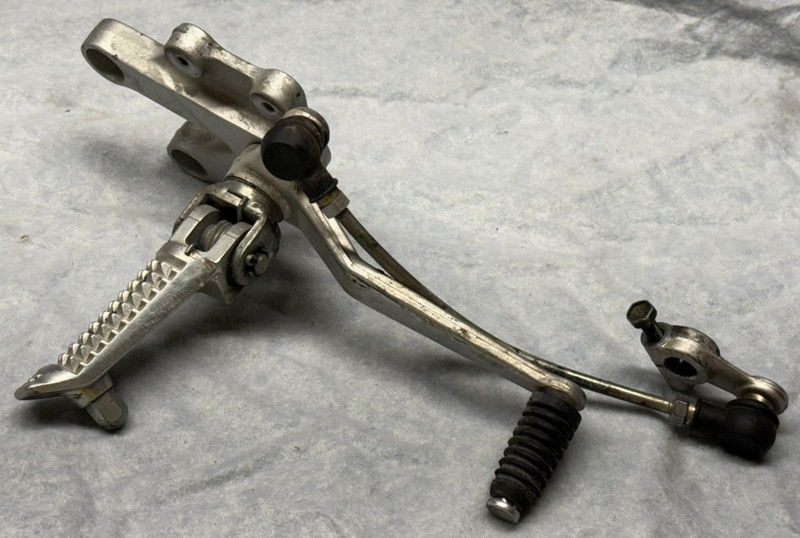 2002 Suzuki GSXR6 Left Front Foot Peg Shifter Pedal Mount GSXR 600 02