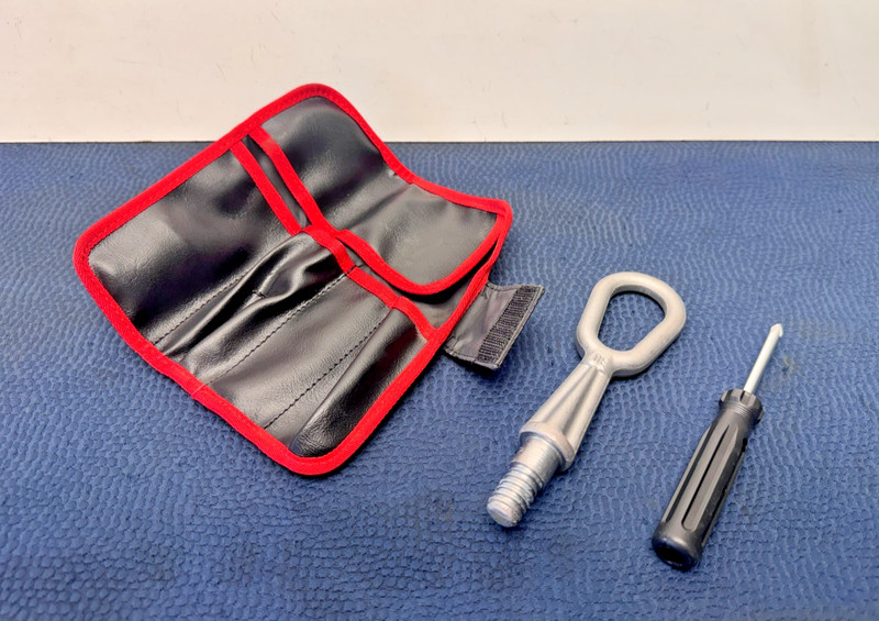 OEM BMW E82 E85 E86 E89 E93 Z4 Emergency Tools Tow Towing Hook Screw Driver SET