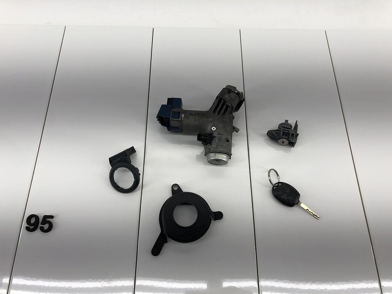 11-19 FORD FIESTA IGNITION CYLIDER & IMMOBILIZER & CENTRAL LOCK W/ KEY SET OEM