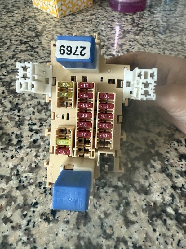 2008-2013 Nissan Rogue 2.5L A/T Dash Fuse Box Relay Junction Block OEM