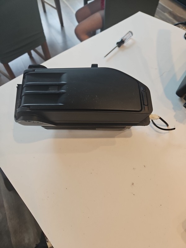 2006-2010 BMW 550i Center Console Armrest Storage Compartment 51167112283 black