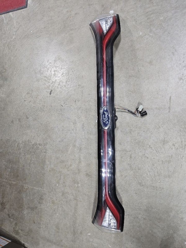 2015-2018 Ford EDGE Liftgate Mounted Center Tail Light fits SE and SEL models