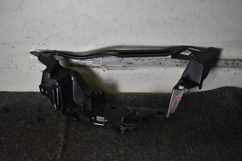 2021 BMW X7 G07 passenger side Muffler nozzle bracket 5112105034
