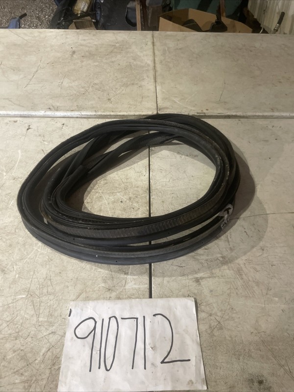 2004-2009 Cadillac SRX Liftgate Weather Seal Trunk Rubber oem