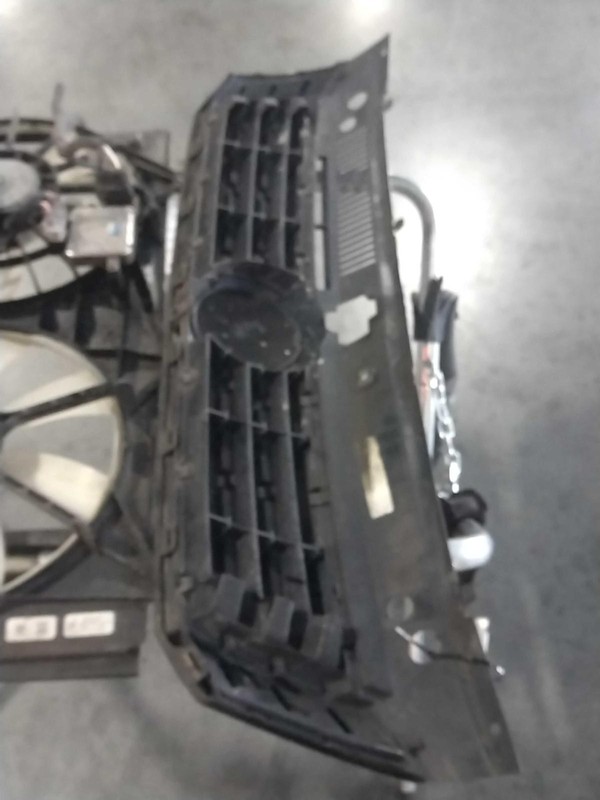 Used Upper Grille fits: 2014 Volkswagen Passat upper w/vertical grille bars Uppe