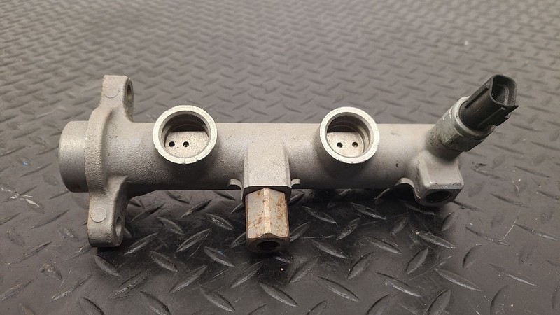 00-01 Ford Expedition Brake Master Cylinder W/O Reservoir OEM YL1Z-2140-AC
