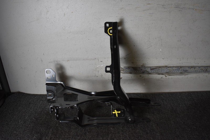 2019-2022 BMW X5 G05 FRONT LEFTHEADLIGHT MOUNT 7421710 51647421709 GENUINE