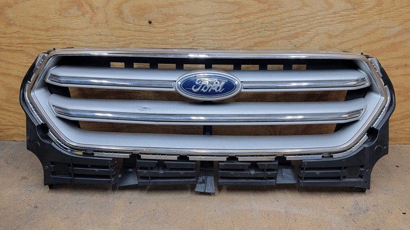 2017 2018 Ford Escape Front Bumper Upper Grille GJ54-8200-BBW OEM "DAMAGED" *